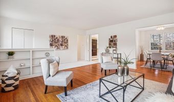 8928 CHELTONHAM Pl, Annandale, VA 22003