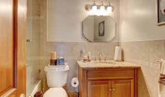 4 Lee Cir, Bloomfield, CT 06002