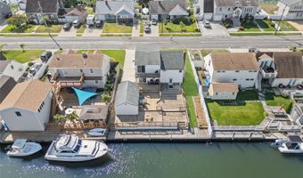 15 Hayes Rd, Amity Harbor, NY 11701