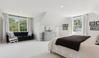 4 Victoria Ln, Falmouth, ME 04105