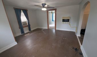 18 W Delta St, Aurora, MO 65605