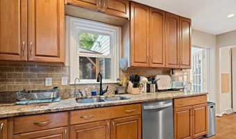 9220 BURNETTA Dr, Annandale, VA 22003