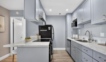 3991 Crown Point Dr 112, San Diego, CA 92109
