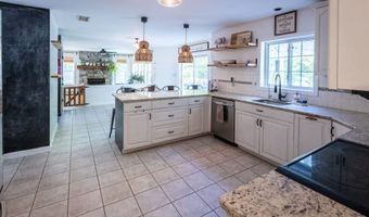 2 Quail Hollow Ct, Beacon Falls, CT 06403