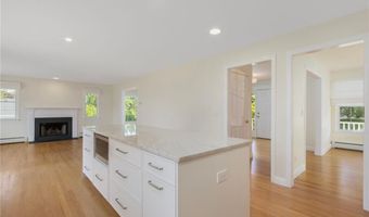 220 Island Dr, Middletown, RI 02842