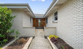 11 E Appletree Ln, Arlington Heights, IL 60004