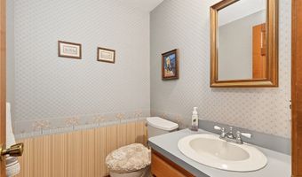3 Carleton Ct, Amherst, NY 14221