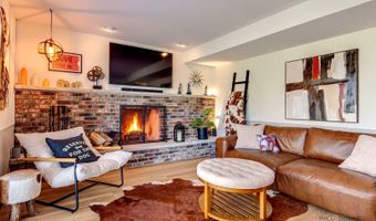 2042 S Goebbert Rd, Arlington Heights, IL 60005