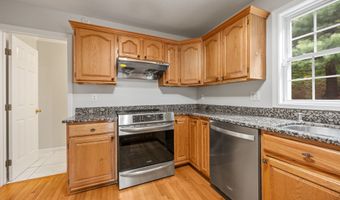 40 Nathan Hale Ct, Cheshire, CT 06410