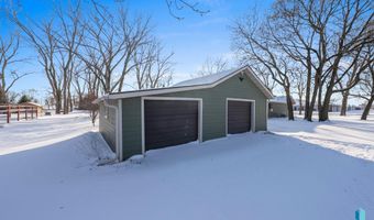702 S 3rd St, Beresford, SD 57004
