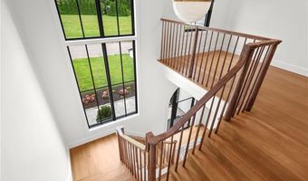 2 Stone Bridge Dr, Middletown, RI 02842