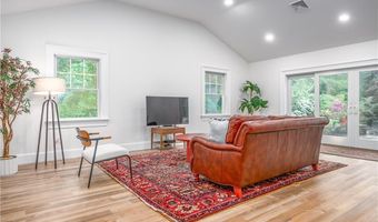2 Cherry Ln, Bristol, RI 02809