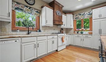 1250 Woodsview Dr, Akron, OH 44313