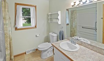130 Chestnut St E, Annandale, MN 55302