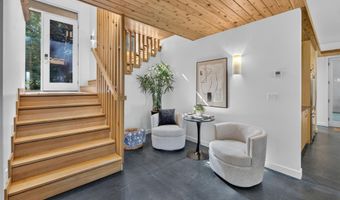 4061 Thornoaks Dr, Ann Arbor, MI 48104
