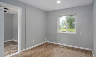 12 E Hawthorne St, Aurora, MO 65605