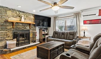 33 Wapping Dr, Bristol, RI 02809