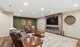 312 Aberdeen Ln, Aurora, OH 44202