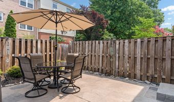 2504 WINDBREAK Dr, Alexandria, VA 22306