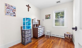 67 Linden St, Middletown, RI 02842