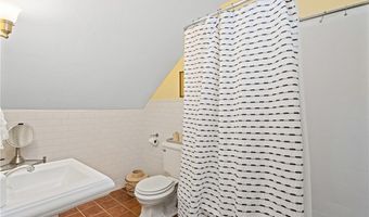 3 Hazard Ave, Newport, RI 02840