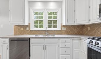 7035 KINGS MANOR Dr, Alexandria, VA 22315
