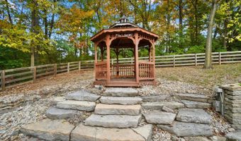 2558 Apple Ridge Ln, Amberley, OH 45236