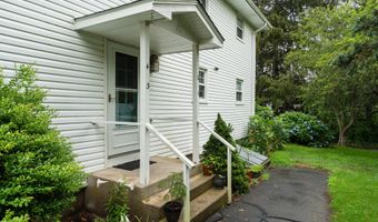 22 College St APT 3, Clinton, CT 06413