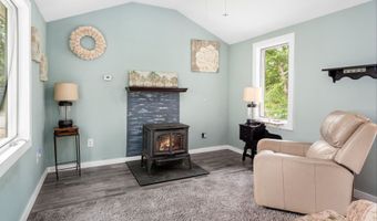 8 Bush Ave, Allenstown, NH 03275