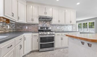 1 Arrowhead Trl, Waterford, CT 06385