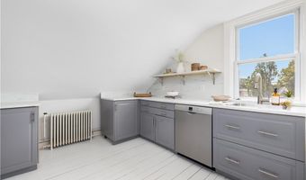 27 Dean Ave 3, Newport, RI 02840