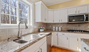 33 Roxbury Ct, Cheshire, CT 06410