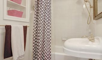 1114 N HARRISON St, Arlington, VA 22205