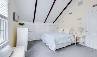 40 Holland St, Newport, RI 02840
