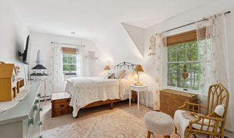 2 Valley Ave, Falmouth, ME 04105