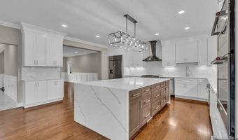 55 Maiden Ln, Bergenfield, NJ 07621