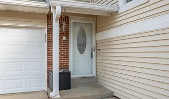 537 Treetop Village Dr, Ballwin, MO 63021