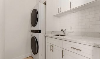 559 Moaniala St, Honolulu, HI 96821