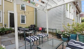 17 Old Beach Rd, Newport, RI 02840