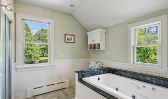 201 Paradise Ave, Middletown, RI 02842