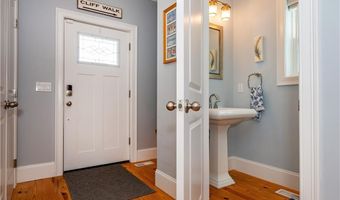19 Eustis Ave, Newport, RI 02840
