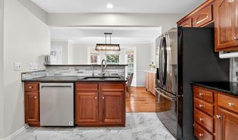 34 MARINA Dr, Bayonne, NJ 07002