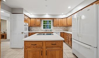 2 Banquo Brae Rd, Brookfield, CT 06804