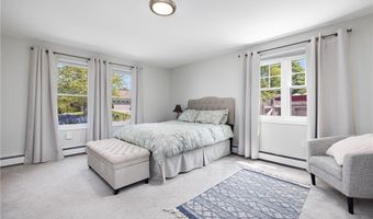 5 Maloney Ln, Middletown, RI 02842