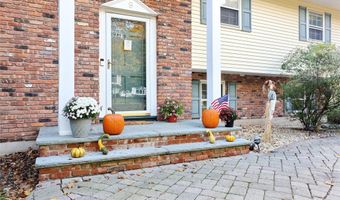 9 S Amundsen Ln, Airmont, NY 10901