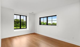 2 Stone Bridge Dr, Middletown, RI 02842