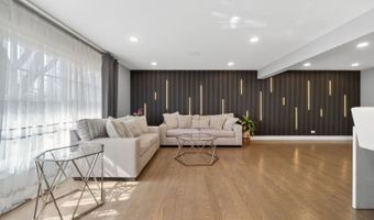 24 W Berkley Dr, Arlington Heights, IL 60004