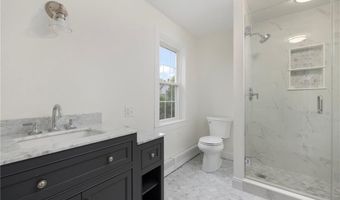 28 Young St 3, Newport, RI 02840