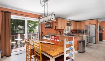 16 Taylor Ln, Warwick, RI 02886