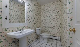 38 Kristen Ln, North Kingstown, RI 02852